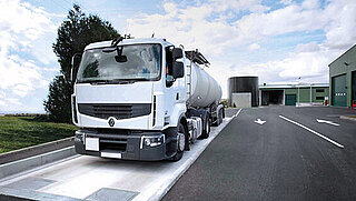 Photo d'un camion sur une balance à camions minebea intec