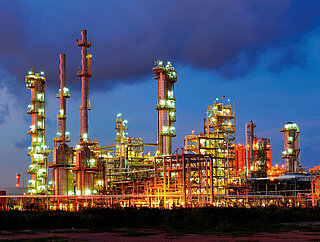 Panorama dell'industria chimica di notte