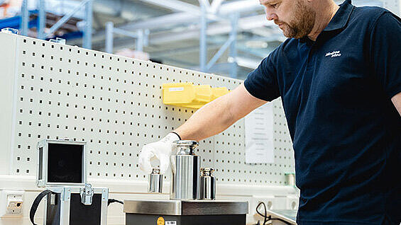 Calibration of a bench scale by our staff