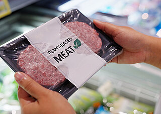 Abbildung zeigt ein Produkt aus Hackfleisch auf pflanzlicher Basis