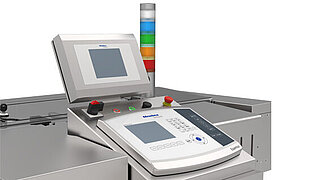Detailed view of the two interfaces of the combined metal detector and checkweigher Essentus L Performance Combi 