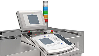 Vue détaillée des deux interfaces du détecteur de métaux et de la trieuse pondérale combinés Essentus L Performance Combi 