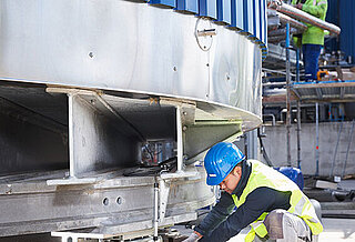 Einbau einer Wägezelle unter einem Silo