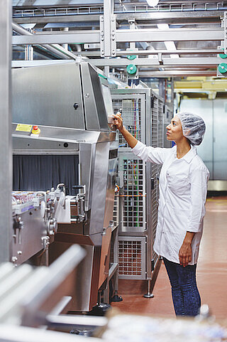 Un lavoratore sta operando il modello Dymond