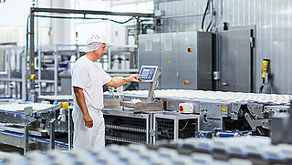 a man at a production site who operates a weight indicator Combics® 2 Ex (CAIXS2)