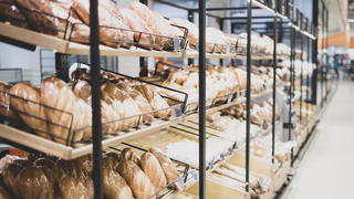 Image montrant des produits de boulangerie dans une étagère