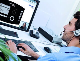 Grâce à miRemote, nos experts de la hotline guident votre personnel à travers le processus de service en ligne.