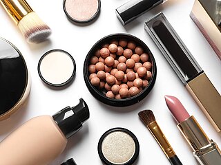 Beispiele für Produkte in der Kosmetikindustrie, bei denen Minebea Intec-Produkte zur Sicherung der Qualität während des Produktionsprozesses beitragen