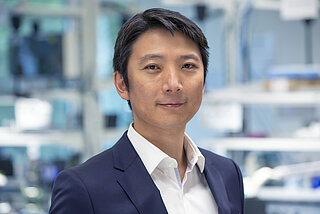 Il CEO di Minebea Intec Hidenori Shimosako in primo piano